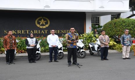 epala Sekretariat Presiden Heru Budi Hartono menyampaikan, Sekretariat Presiden berkomitmen untuk terus beradaptasi terhadap perkembangan dunia. Salah satunya yakni memanfaatkan Energi Baru Terbarukan (EBT) guna menghadapi perubahan iklim serta mewujudkan transisi energi bersih.