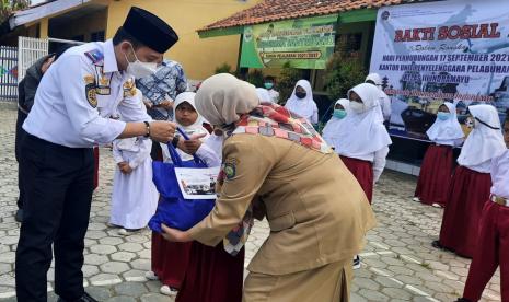 epala UPP/Syahbandar Indramayu Kant Dicky membagikan paket sembako Sekolah Dasar Negeri 1 Plumbon.