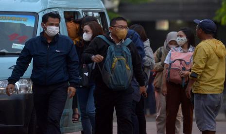 Epidemiolog menilai penggunaan masker dan jaga jarak masih diperlukan untuk menghadapi Covid-19 meskipun kebijakan PPKM telah dicabut.