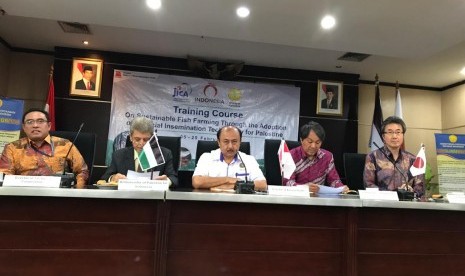 Sepuluh petugas dari Palestina mendapatkan pelatihan Inseminasi Buatan (IB) dari pemerintah Indonesia dan Jepang dengan judul Sustainable Fish Farming Through the Adoption of Artificial Inseminasi Technology