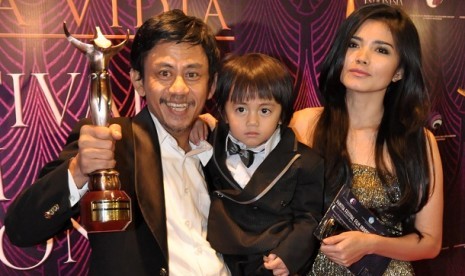 Epy Kusnandar dan isrinya karina Ranua pada acara Festival Film Indonesia (FFI) 2012 di balai Sarbini Semanggi, jakarta Pusat, Kamis (29/11). 