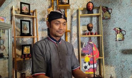 erajin suvenir wayang kulit asal Kecamatan Jebres, Solo, bernama Margono (45) alias Gogon. Dia terpaksa gigit jari karena semula terpilih menjadi salah satu IKM di Solo yang direncanakan untuk membuat suvenir khusus piala dunia. 