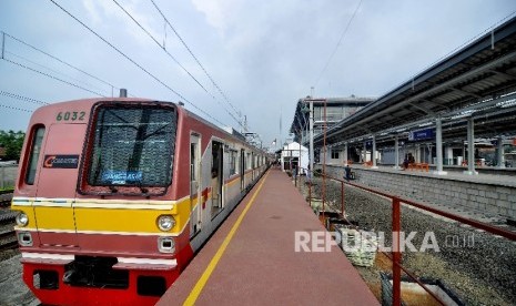 Rangkaian KRL Commuter Line tujuan Bekasi-Cikarang berhenti di Stasiun Cikarang, Kabupaten Bekasi, Jawa Barat, Senin (9/10). 