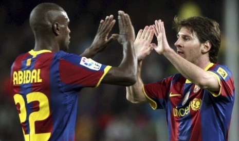 Eric Abidal (kiri) saat masih bermain bersama Lionel Messi.