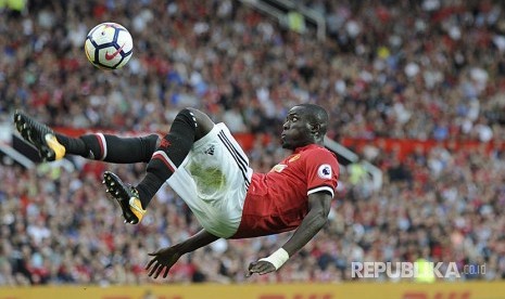 Eric Bailly mengamankan bola pada pertandingan MU beberapa waktu lalu.