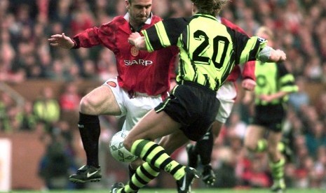 Eric Cantona pada sebuah laga Liga Champions lawan Borussia Dortmund pada 1997.