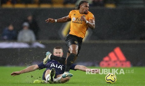 Eric Dier (bawah) mangganjal Adama Traore (atas)  pada laga antara Wolverhampton Wanderers menjamu Tottenham Hotspur  di Molineux Stadium, Wolverhampton, Inggris, Ahad (15/12).