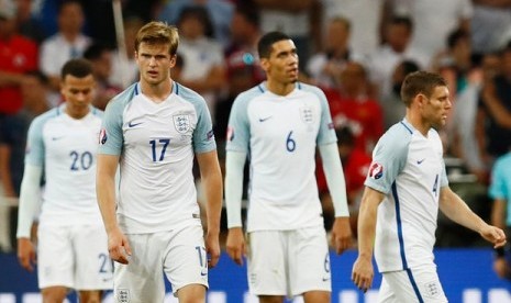 Eric Dier dan sejumlah penggawa timnas Inggris usai hasil imbang menghadapi Rusia di laga grup B Piala Eropa 2016, Ahad (12/6) dini hari WIB.