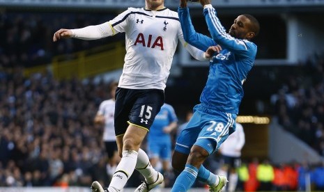 Eric Dier (L) of Tottenham Hotspur watches Jermaine Defoe of Sunderland catch the ball after being ruled offside during their English Premier League soccer match at White Hart Lane, London, January 17, 2015. 