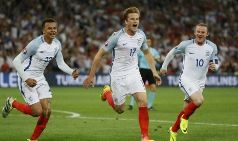 Eric Dier (tengah), meluapkan kegembiraan setelah mencetak gol ke gawang Rusia dalam pertandingan yang berlangsung di Velodrome Stadium, Marseille, Prancis, Ahad (12/6) WIB dini hari. 