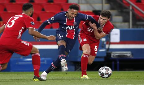 Eric Maxim Choupo-Moting dari Bayern, kiri, Benjamin Pavard dari Bayern, kanan, dan Neymar dari PSG menantang bola selama pertandingan sepak bola Liga Champions, leg kedua, perempat final antara Paris Saint Germain dan Bayern Munchen di stadion Parc des Princes, di Paris, Prancis, Selasa, 13 April 2021. 