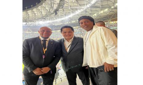 Menteri BUMN RI Erick Thohir (tengah) akrab menyapa dan mengobrol bareng para mantan bintang lapangan hijau di salah satu stadion di Piala Dunia 2022 Qatar.