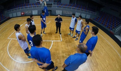 Erick Thohir (baju hitam) memberikan pengarahan Vamiga Michel berdiri di samping kanan kepada para small man Satria Muda Pertamina. Tampak wakil kapten SM Pertamina Vamiga Michel (berdiri di sebelah kanan Erick) mendengarkan dengan serius.