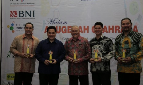 Erick Thohir, berada di antara para penerima award di ajang Golden Award SIWO PWI Pusat yang berlangsung di Gedung Grahadi Surabaya, Jumat (8/2).