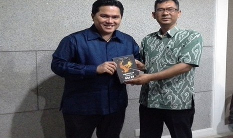 Erick Thohir berfoto bersama Pemred Harian Republika, Nasihin Masha