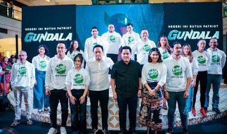 Erick Thohir bersama aktor dan aktris pemeran superhero Indonesia