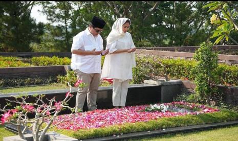 Erick Thohir bersama sang istri Liza Thohir melakukan ziarah makam. 