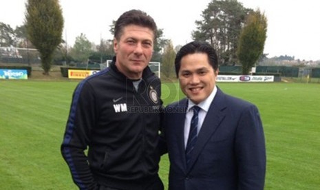 Erick Thohir  bersama Walter Mazzarri.