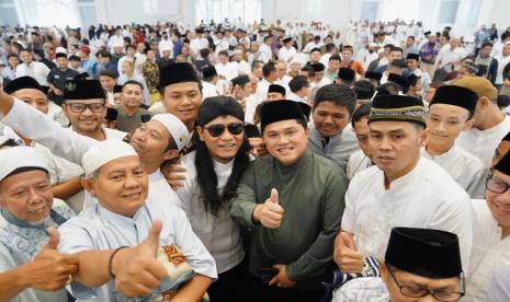 Erick Thohir dan Gus Miftah hadiri di pengajian umum Masjid At Thohir.