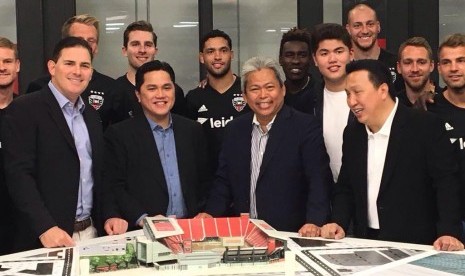 Erick Thohir (depan kedua kiri) selaku pemilik mayoritas klub sepakbola D.C. United membangun stadion sepakbola baru khusus untuk klub kebanggaan kota Washington, AS.