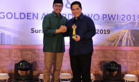 Erick Thohir didampingi Menpora Imam Nachrawi usai menerima anugerah 'Inspirator Go Internasional'  Di ajang Golden Award SIWO PWI Pusat, yang berlangsung di Gedung Grahadi, Surabaya, Jumat (8/2).