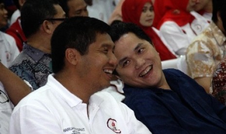 Erick Thohir (kanan), berbincang dengan Maruarar Sirait