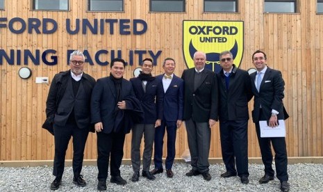 Erick Thohir (kedua kiri) dan Anindya Bakrie (ketiga kiri) bersama board of director Oxford United.