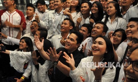 Erick Thohir. Ketua Tim Kampanye Nasional (TKN) Erick Thohir (tengah) berfoto bersama dengan kaum milenial yang tergabung dalam relawan milenial Jokowi-Amin Kita Satu di Medan, Sumatera Utara, Kamis (28/2/2019).