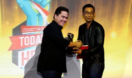 Erick Thohir (kiri) menerima penghargaan dari Pendiri Mindtalk Danny Oei (kanan) di Jakarta, Rabu (14/11).