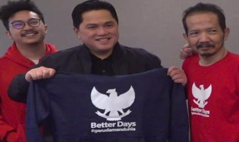 Erick Thohir mendapat kejutan miniatur Stadion Gelora Bung Karno (GBK). Football Institute sebut sepakbola Indonesia makin maju jika Erick Thohir jadi wapres