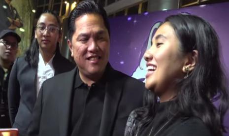 Erick Thohir menonton film Petualangan Sherina 2  hadir bersama putrinya, Magisha Afryea Thohir, atau yang biasa disapa Asha Thohir.