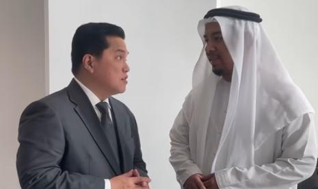 Erick Thohir menyapa Imam masjid Imam Asy-Syafii, yang menjadi bagian dari kerjasama Indonesia dan UEA.