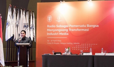 Erick Thohir pidato di kongres Persatuan Radio Siaran Swasta Nasional Indonesia (PRSSNI), Selasa (30/4). 