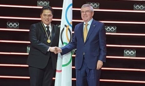 Erick Thohir saat menerima medali anggota IOC dari Ketua IOC Thomas Bach.