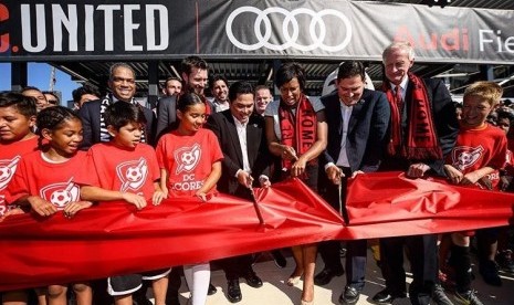 Erick Thohir sebagai salah satu pemilik klub D.C United melakukan pengguntingan pita sebagai tanda diresmikannya stadion baru D.C United Audi Field Arena