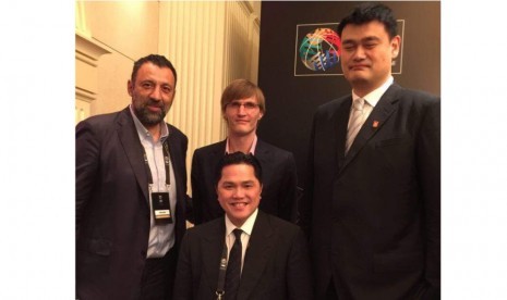 Erick Thohir (tengah depan) berpose bersama legenda NBA Yao Ming (kanan), Andrei Kirilenko (tengah belakang) dan Vlade Divac saat Meeting FIBA 4-5 Mei di Hong Kong.