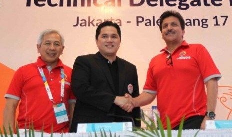 Erick Thohir (tengah) bersalaman dengan OCA Direktur Asian Games Haider AHE Farman pada acara Technical Delegate Meeting (TDM) II Asian Games 2018 di Wisma Serba Guna Senayan, Jakarta, Kamis (17/8).