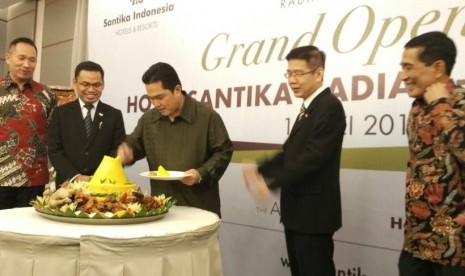 Erick Thohir (tengah) memotong tumpeng sebagai tanda acara grand opening peresmian Hotel Santika - Radial Palembang di Palembang, Sumatera Selatan, Jumat (19/5). 