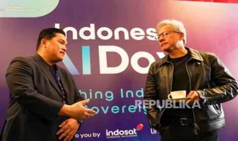 Erick Thohir terlibat perbincangan dengan CEO Nvidia Jensen Huang di Indonesia Artificial Intelligence (AI) Day 2024, di Tribrata, Jakarta, Kamis (14/11/2024).