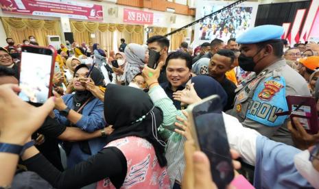 Erick Thohir usai menghadiri acara pemberian Nomor Induk Berusaha (NIB) Pelaku Usaha Mikro dan Kecil (UMK) Perseorangan di Gedung Graha Adora, Kabupaten Pesawaran, Lampung, Kamis (1/12/2022). 