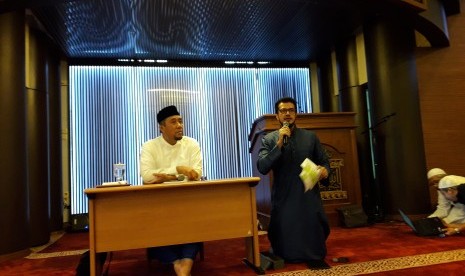 Erie Sudewo (kanan) dan Primus Yustisio pada acara kajian Islam di Masjid Raya Bintaro Jaya, Kamis (21/9).