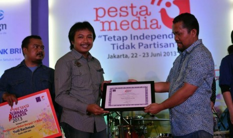 Erik Purnama Putra (tengah) saat menerima penghargaan AJJ 2013 di Galeri Nasional, Jakarta, Ahad (23/6).