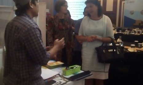 Erin McKee (berbaju putih) Mission Director USAID Indonesia mendengarkan penjelasan proram Kinerja saat hadir di acara Lokakarya nasional di Hotel Novotrel, Bogor (22/2) 