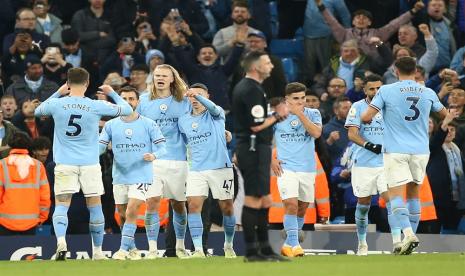 Erling Haaland dan rekan-rekannya merayakan keberhasilan Manchester City menjebol gawang Arsenal, Kamis (27/4/2023). 