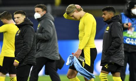 Erling Haaland dari Borussia Dortmund sedih usai pertandingan leg kedua perempat final Liga Champions antara Borussia Dortmund melawan Manchester City di Stadion Signal Iduna Park di Dortmund, Jerman, Rabu, 14 April 2021. Dortmund tersingkir usai kalah agregat 2-4 dari Man City.