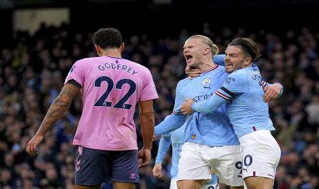 Erling Haaland dari Manchester City, tengah, merayakan setelah mencetak gol pembuka selama pertandingan sepak bola Liga Premier Inggris antara Manchester City dan Everton di Stadion Etihad di Manchester, Inggris, Sabtu, 31 Desember 2022. 