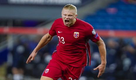 Erling Haaland dari timnas Norwegia melakukan selebrasi setelah mencetak gol kelima timnya pada pertandingan kualifikasi Grup G Piala Dunia 2022 antara Norwegia dan Gibraltar di Stadion Ullevaal. Selasa 7 September 2021.