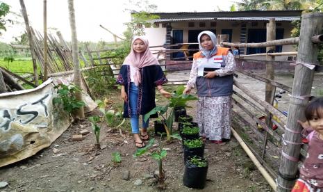 Ermayani selaku relawan Rumah Zakat Desa Darmaji mengajak masyarakat agar menjadikan pekarangan rumah sebagai sumber gizi salah satunya dengan menanam bibit sayur.