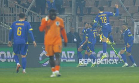 Ermedin Demirovic dari Bosnia (tengah kanan) merayakan golnya ke gawang Belanda dalam pertandingan sepak bola Grup A3 UEFA Nations League di Stadion Bilino Polje, Zenica, Bosnia, Rabu (20/11/2024) dini hari WIB.