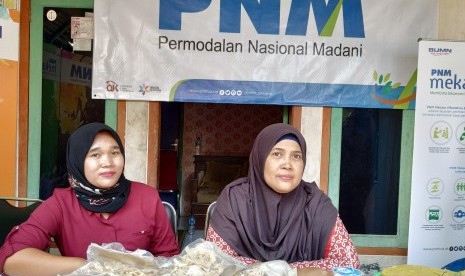 Erna (kiri) dan Rini (kanan), pengguna layanan pembiayaan ultra mikro  (UMi) di Serang, Banten.